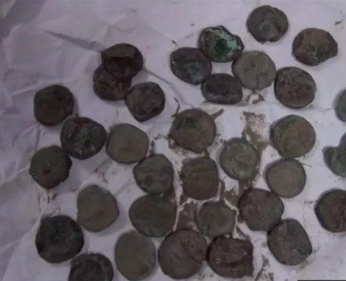 गांव में खुदाई के समय प्राचीन समय के सिक्के