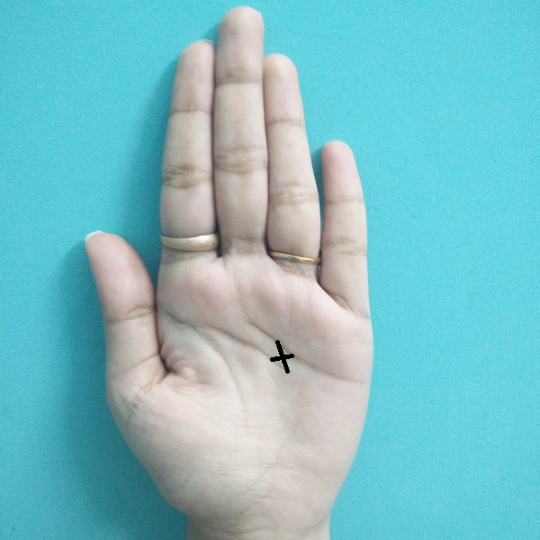 x mark in hand, x mark on palm, हथेली पर ए का मतलब, हथेली पर क्रॉस का निशान